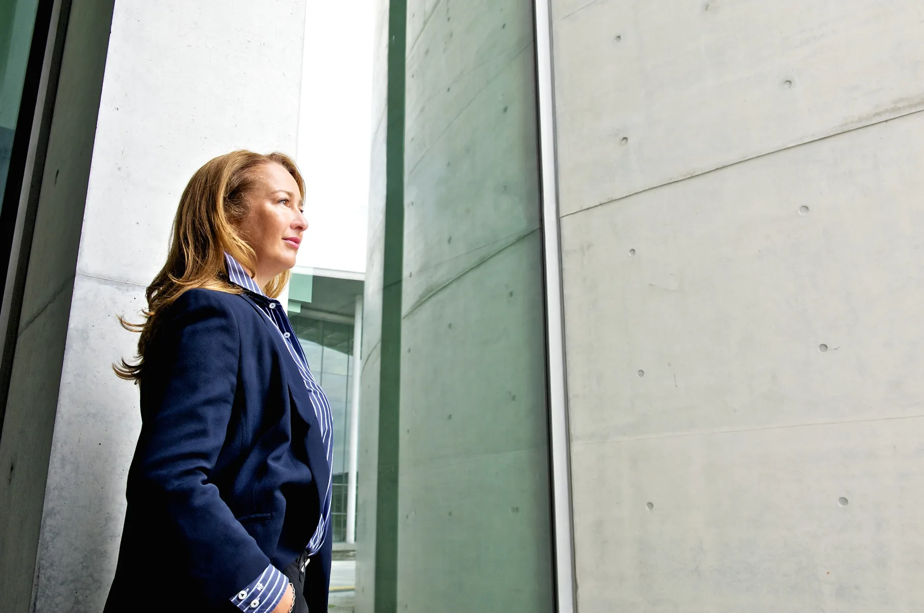 Eileen Seibt im Blazer vor einer Betonfassade