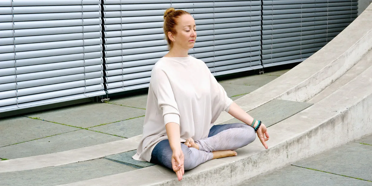 Eileen Seibt in Meditationshaltung