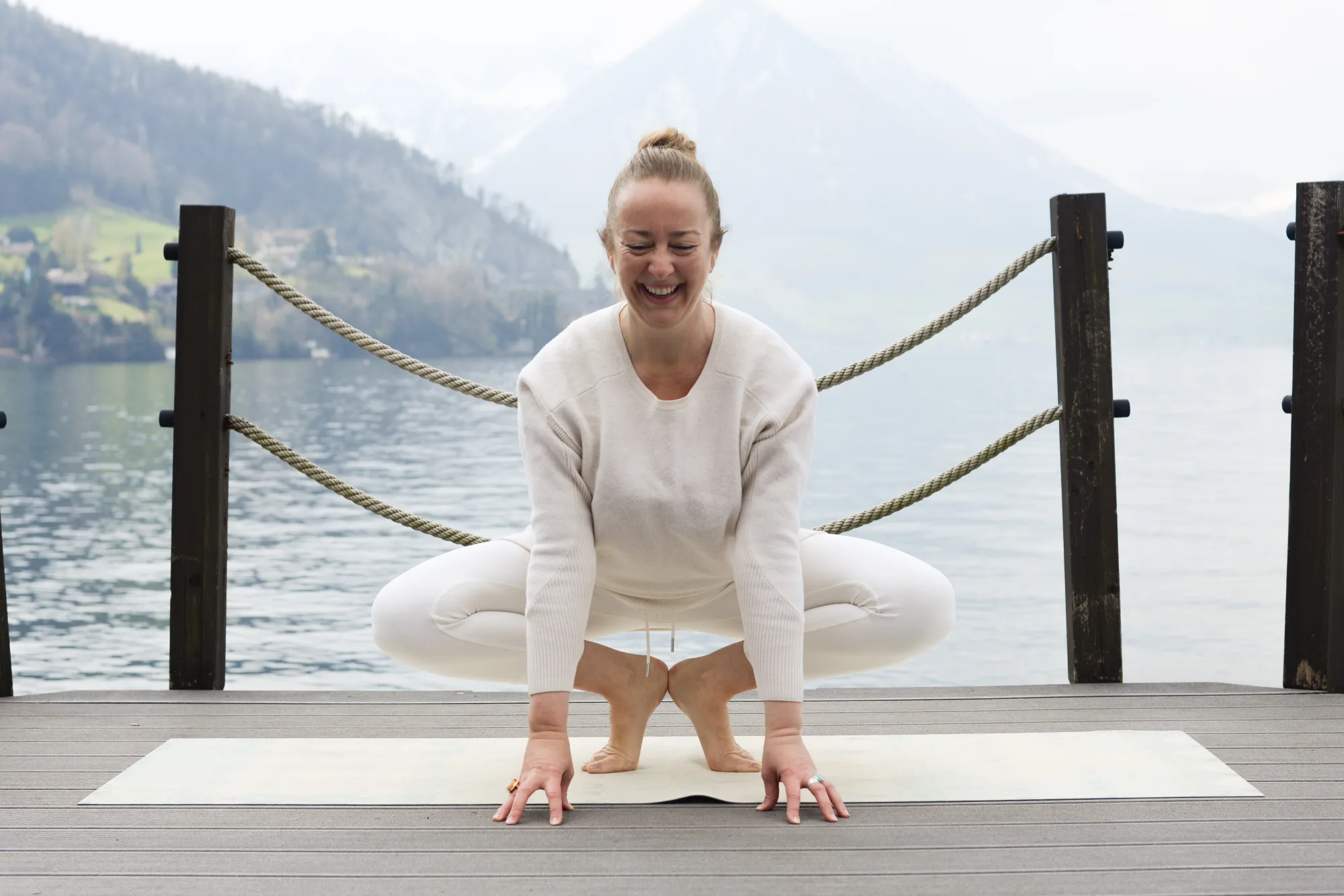Eileen Seibt in einer Kundalini-Yoga-Haltung auf einem Steg am See